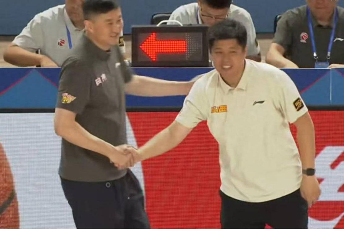胡明轩因国, 失误高达, 在CBA夏